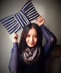 张雨绮变丸子头瞪眼卖萌爆乳抢镜