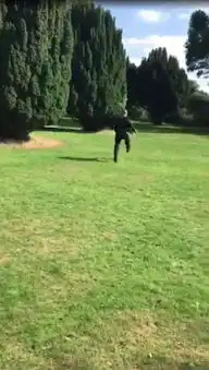 下个换我幸运女孩接到捧花,超嗨男友崩溃落跑不愿面对