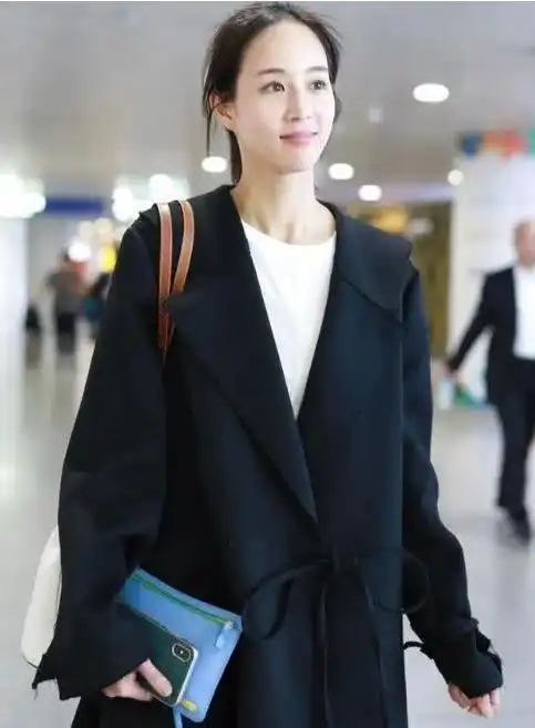 张钧甯气质太好了,穿蓝色印花裙清新温柔,37岁仍似少女