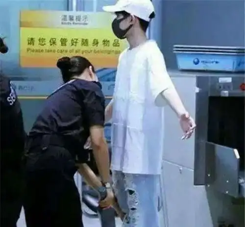明星过安检,王源很乖巧,陈伟霆很霸气,吴磊心都化了