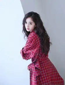 带货女王杨幂又带领潮流穿搭了,格纹衬衫配超短裤,当裙子穿贼美