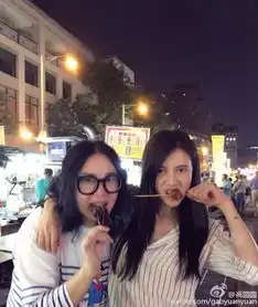 高圆圆和闺蜜吃串美翻天女神和女汉子间切换自如