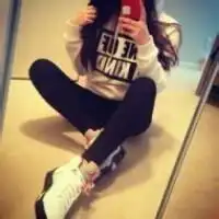 头像女生盘腿坐遮脸