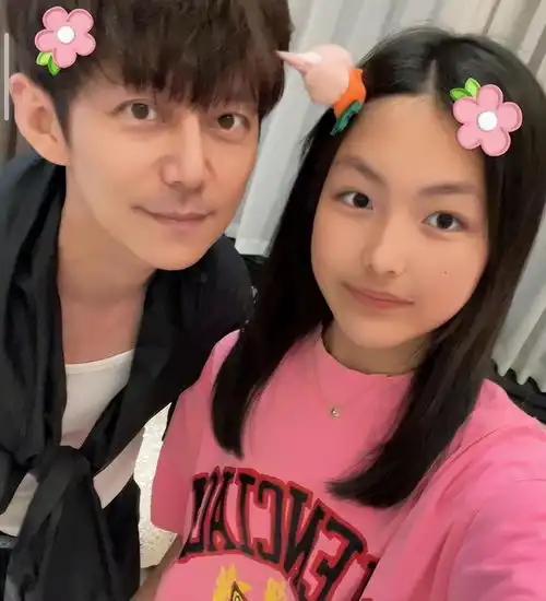 李湘13岁女儿晒近照,王诗龄穿露脐装秀巴掌腰,纤瘦苗条身高出挑