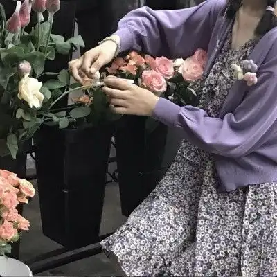 ins手捧鲜花的女生头像