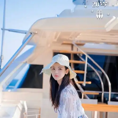 杨超越日常接地气,表情搞怪无偶像包袱,邻家女孩切换气质美女