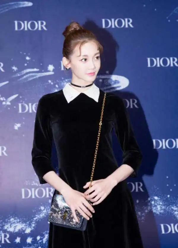 郑恺老婆苗苗太养眼,穿赫本风连衣裙优雅大气,又美出圈了