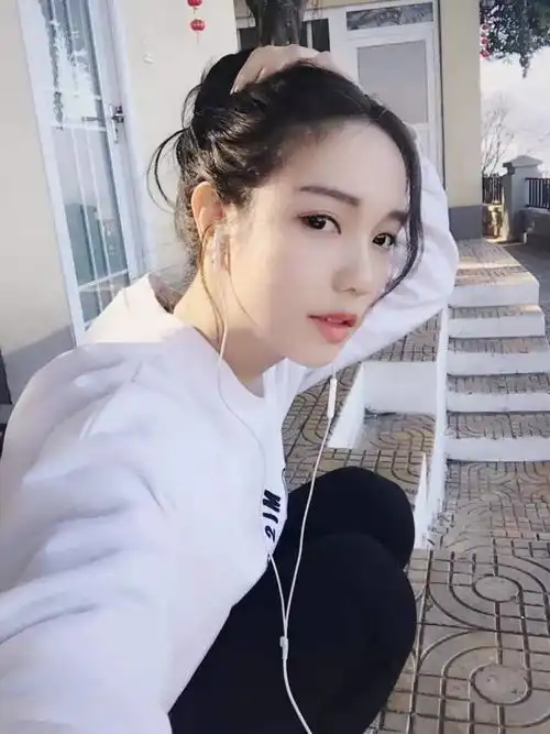 逆天容颜47岁爸爸和女儿的照片...惊呆了