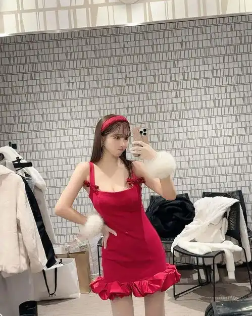 三上悠亚化身性感圣诞女郎与粉丝共度平安夜,热辣装扮大送福利