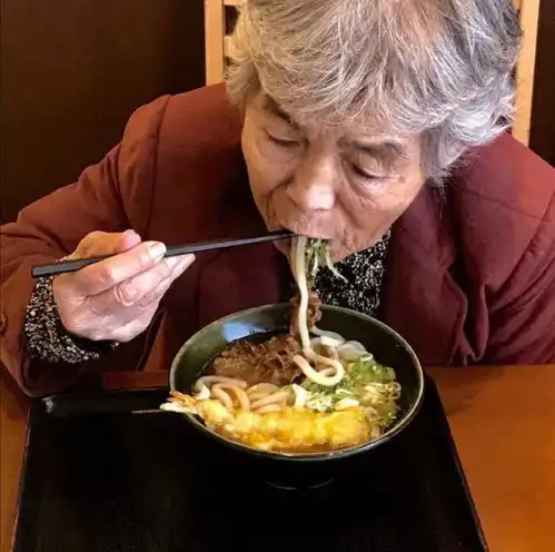 有什么比较符合小姐姐吃货形象的头像推荐吗