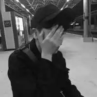 寂寞的男人手机自拍的黑白头像,安慰一下自已