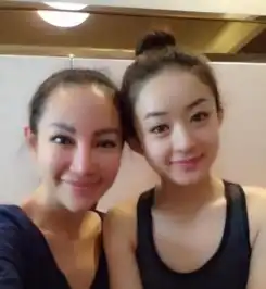 赵丽颖刚出道照曝光,瘦瘦尖尖下巴比现在美多了