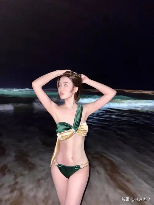 美女比基尼,展现靓装风采,身姿曼妙,夏日海滩呈现亮丽风景