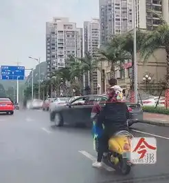 心真大柳州一女子开电动车让孩子骑在自己肩头,无保护措施