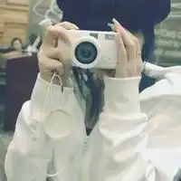qq头像女生手在头上举东西的
