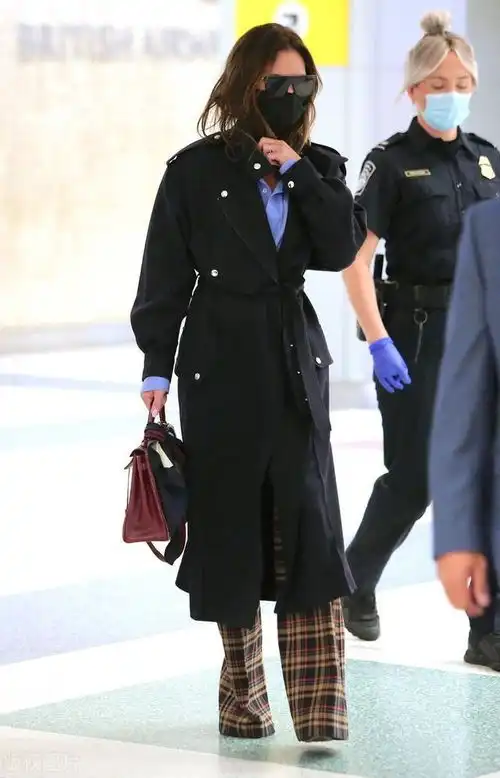 维多利亚贝克汉姆现身机场冰山美女霸气前行造型高冷