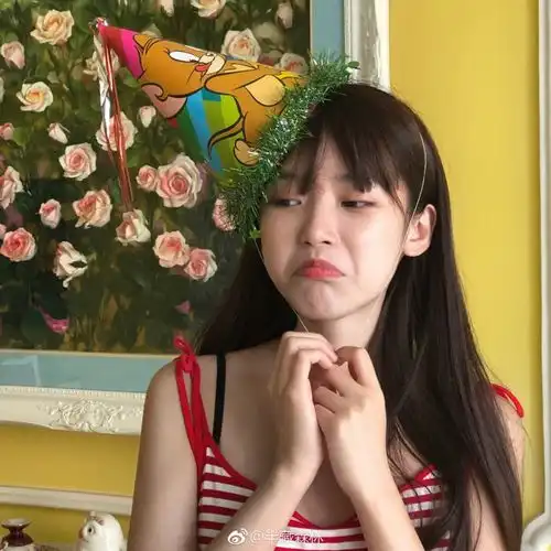 听说,最近很流行绿茶妆和家暴妆...
