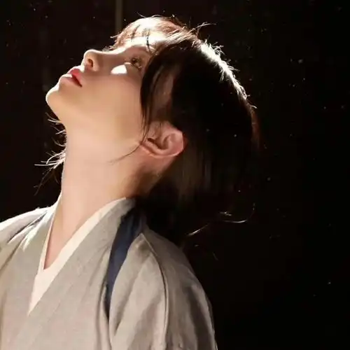 女生头像.movingthroughtheshadows