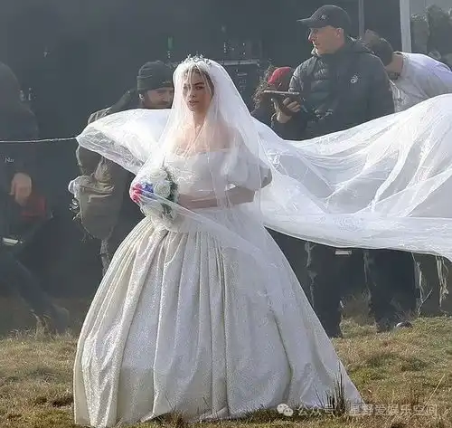 小丑女玛格特罗比身穿夸张的巨大婚纱,出现在呼啸山庄