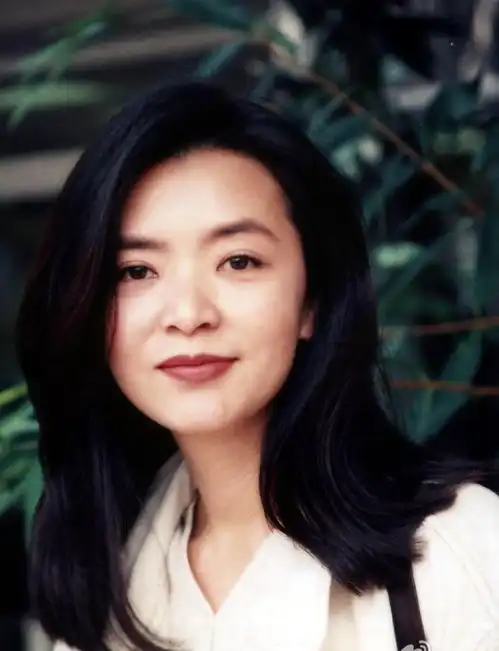 恋过周润发,拒绝过刘德华,今61岁小龙女陈玉莲素颜出镜