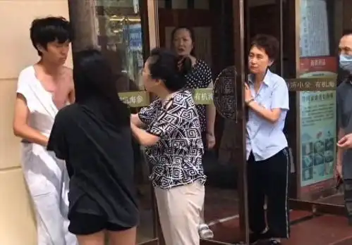 青岛小情侣当街吵架,女孩撕烂男孩衣服,大妈男子汉有没有担当