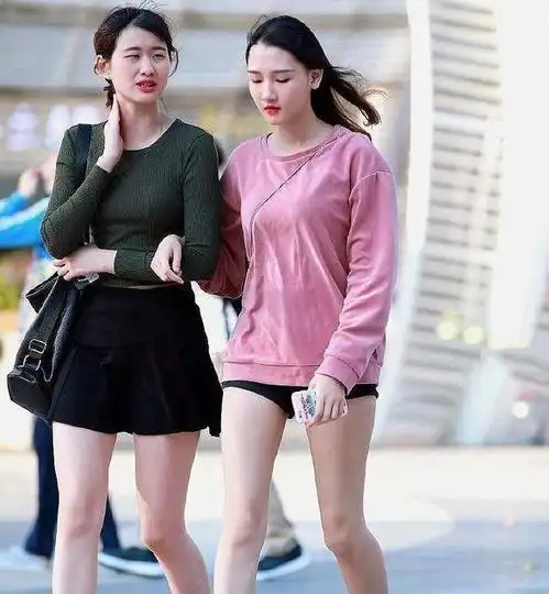 街拍美女穿着黑色上衣,搭配紧身长裤,看上去非常优雅知性迷人