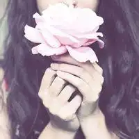 qq头像花女生抱不住太阳的深海
