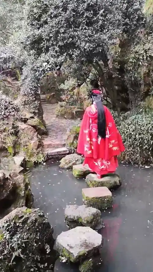 汉服古装花香小路,红衣女子,背影迷人