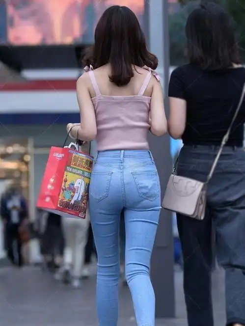 瘦中有肉的打底裤美女,搭配好上装和鞋子,非常惬意