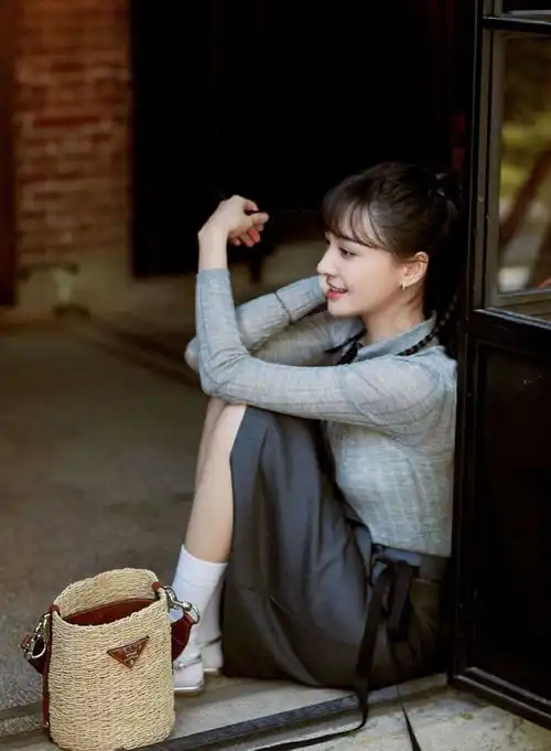 一起来看流星雨叶烁结婚,楚雨荨仍独自美丽,脏辫超惹眼