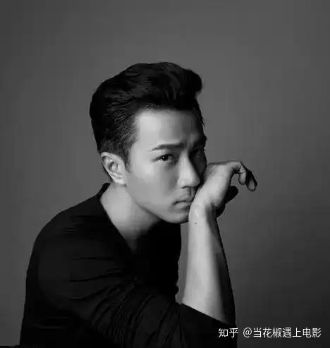 46岁刘恺威近照,游艇上与美女合照,与杨幂离婚后开始新生活