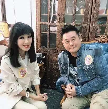 64岁米雪近照曝光,和小自己十三岁麦长青同框却似兄妹