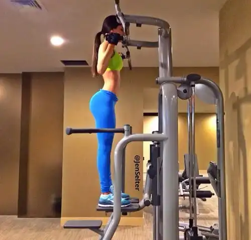 健身女王火遍欧美,专练深蹲塑美臀,女粉丝也伸出咸猪手