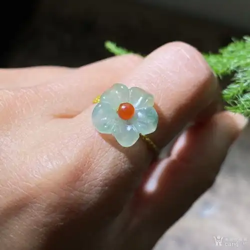 翡翠梅花大戒指值钱吗