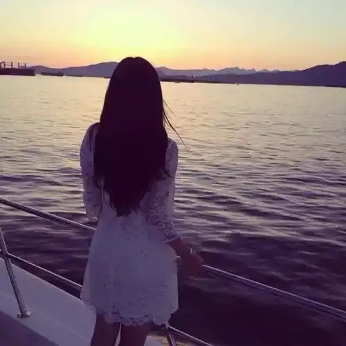 妻子下班经常有车接送,看到车里面坐的是岳父,我求妻子别离婚