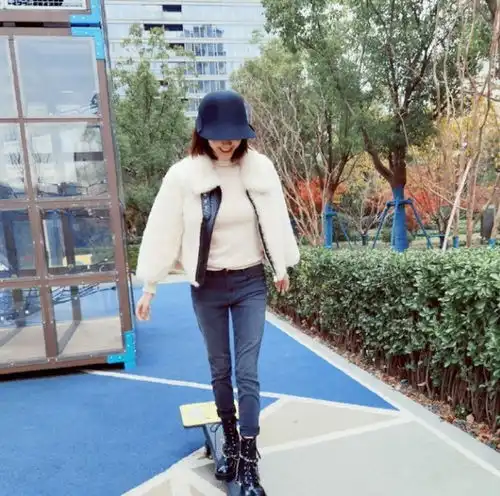 辣妈苗苗近照曝光,羊羔毛外套配紧身裤时髦显瘦,撞衫宋祖儿稳赢