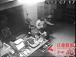 淡定姐遇劫匪一语吓软对方劝劫匪别紧张组图