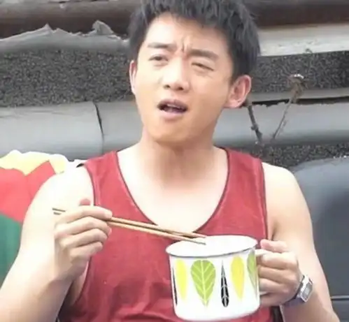 42岁李晨饰演17岁少年,西瓜头配深皱纹很违和,郑恺听了要抡凳子