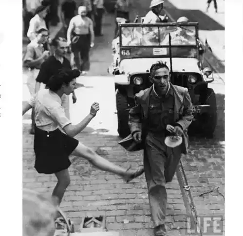 1944年,法国女人脚踢德国士兵发泄怒火,昔日占领者只能落荒而逃