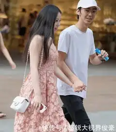 黑长直气质美女清新脱俗,长腿引人入胜,甜美笑容让人心醉