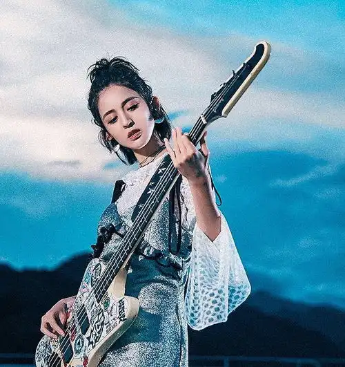 一舞成名国风美女哈尼克孜,简直是杨玉环飞天皮肤现实版