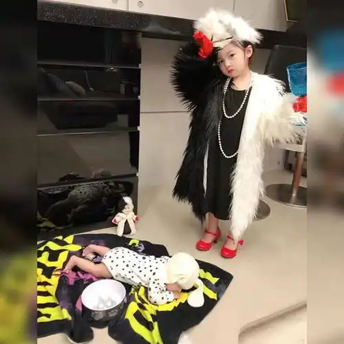 贺军翔富养女3岁女儿爱cos,皮毛大衣名媛范,地上的宝宝更抢镜