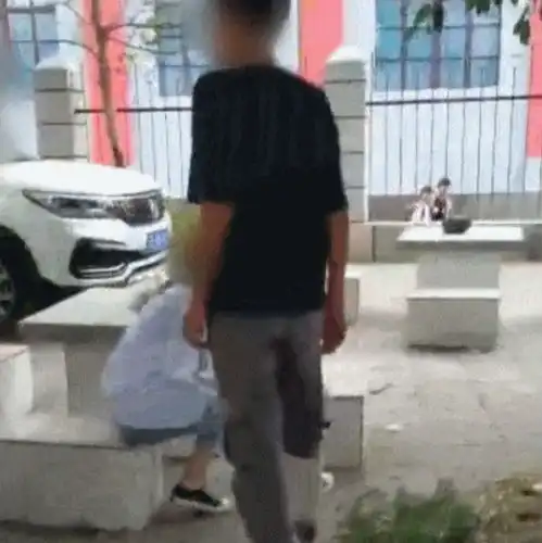 云南12岁女生被围殴事件轰动全国,猛踢头狠踹脸往死里打,官方属实