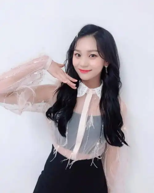 她是韩国养成系女爱豆,衬衫短裙搭针织外套出镜,少女风满满