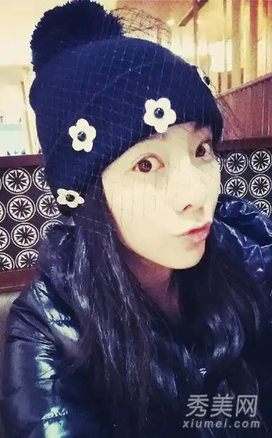 春晚主持人李思思展现清纯秀发之美
