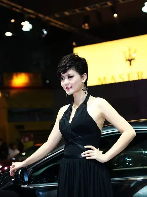 短发气质美女