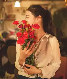 求捧花的女生头像