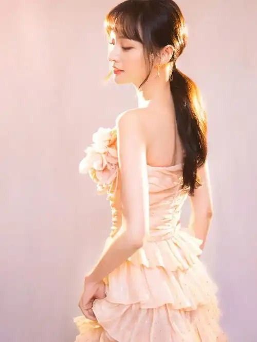 28岁郑爽再现校服造型,妆容清纯好少女,美回楚雨荨