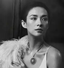 章子怡黑白大片不磨皮出镜,五官精致被赞这时尚感像开了挂