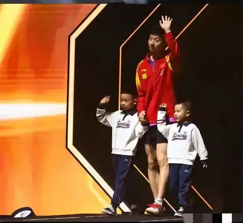 年初三马龙携家人日本游玩,他戴着卡通头套,穿2万元的外套
